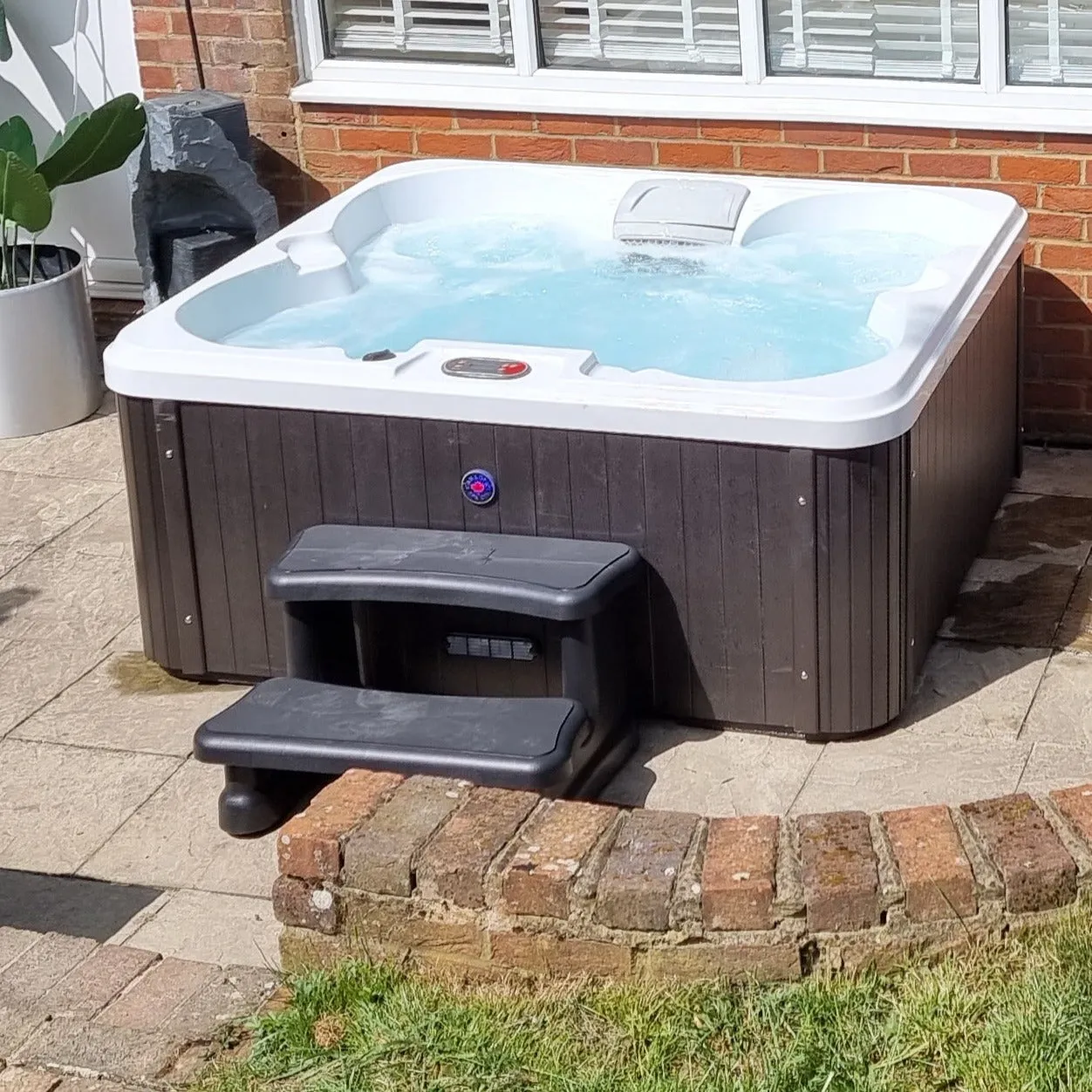 Manitoba AI Patio Spa | 4-Person 14-Jet | 172 x 154 cm