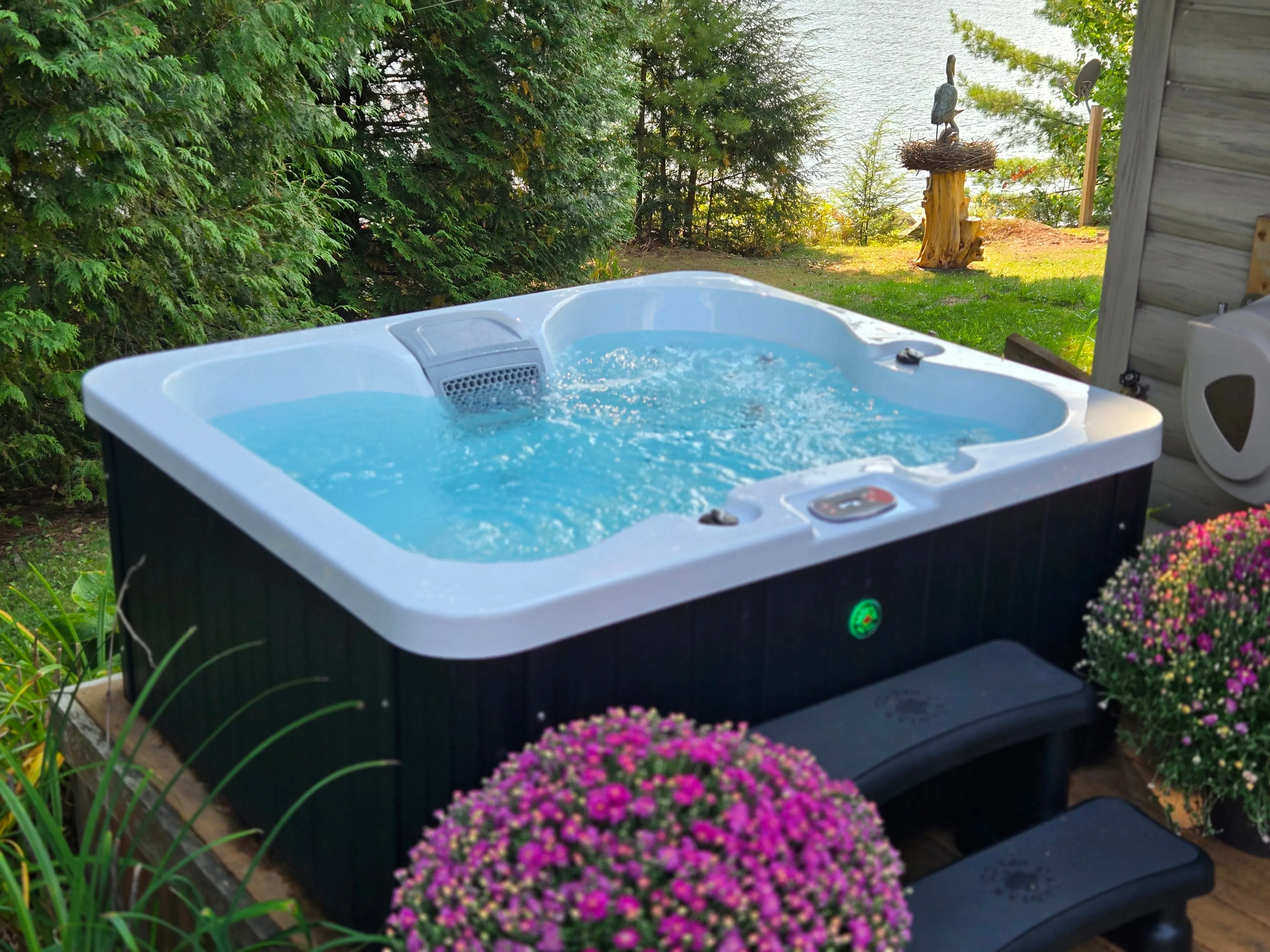 Manitoba AI Patio Spa | 4-Person 14-Jet | 172 x 154 cm