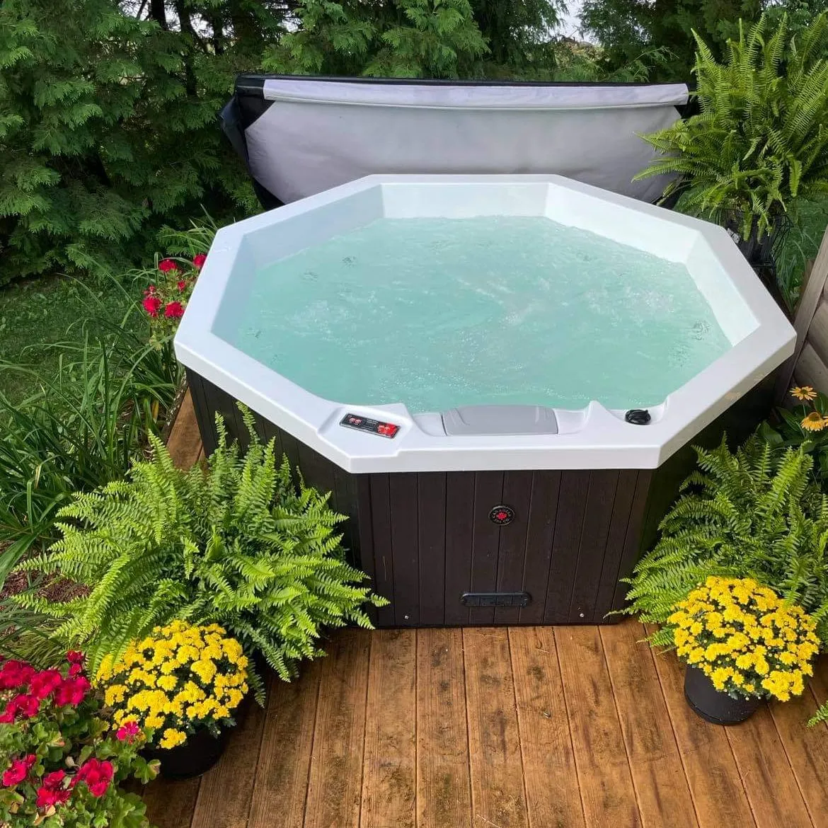 Muskoka AI Patio Spa | 5-Person 14-Jet | 188 x 188 cm